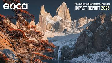 Spectacular mountain scenery with rugged peaks and vibrant autumn foliage in a natural outdoor setti.
