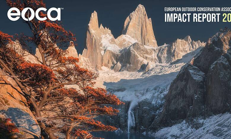 Spectacular mountain scenery with rugged peaks and vibrant autumn foliage in a natural outdoor setti.